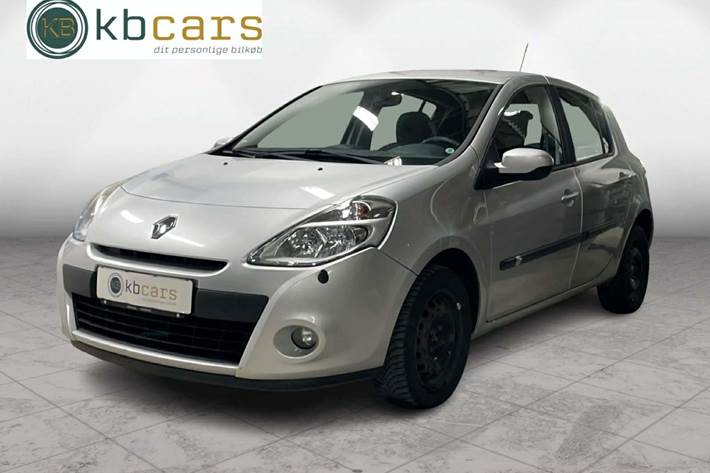 Sølv Renault Clio III fra 2011 set udefra