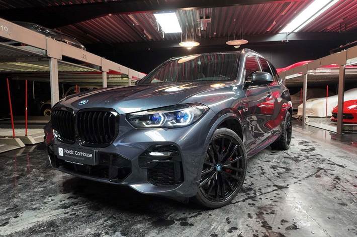 Grå BMW X5 fra 2022 set udefra