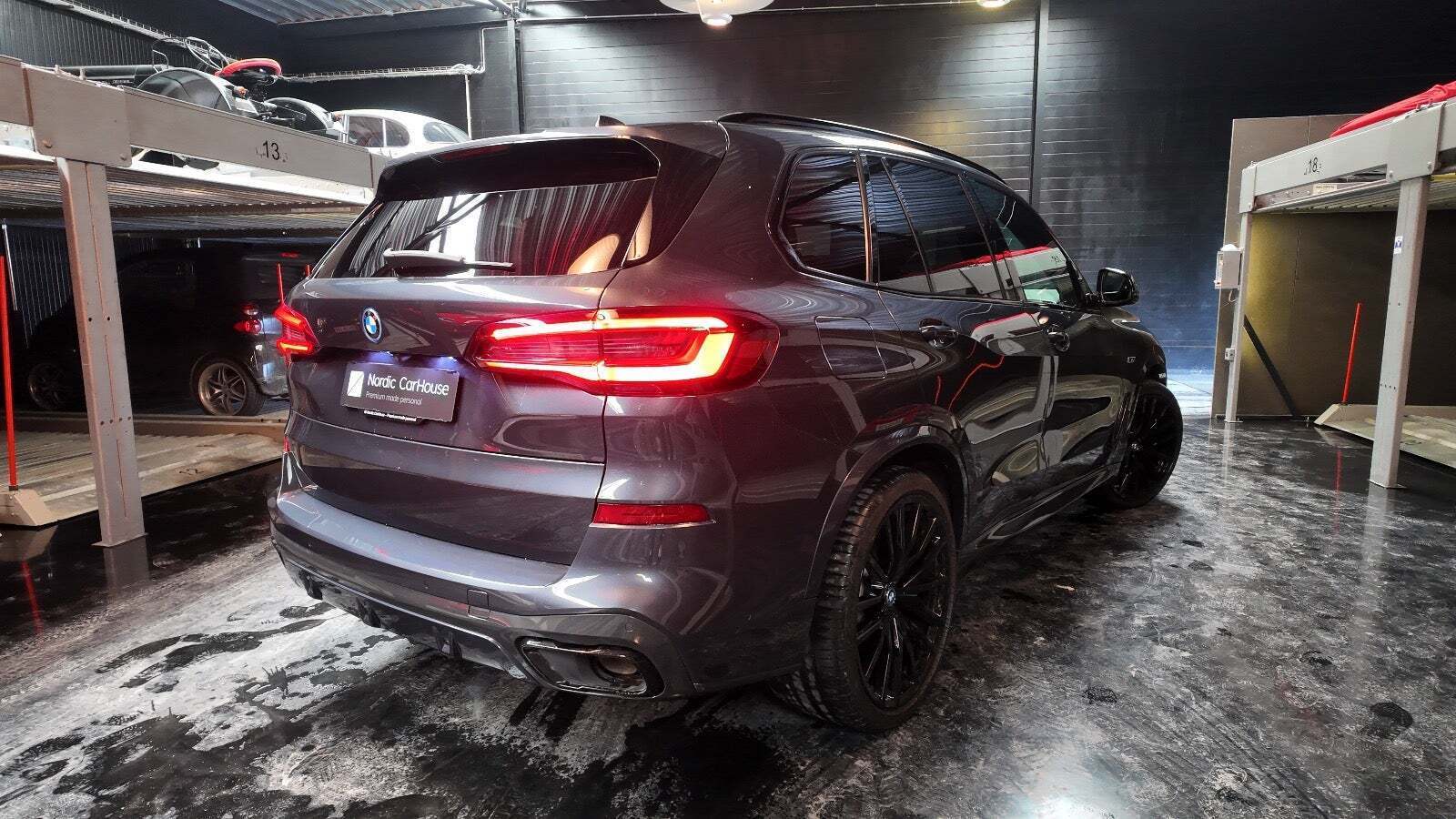 Grå BMW X5 fra 2022