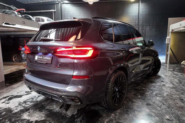 Grå BMW X5 fra 2022