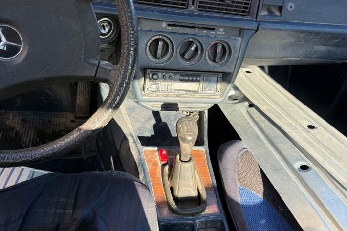 undefined Mercedes 190 fra 1987 set indefra