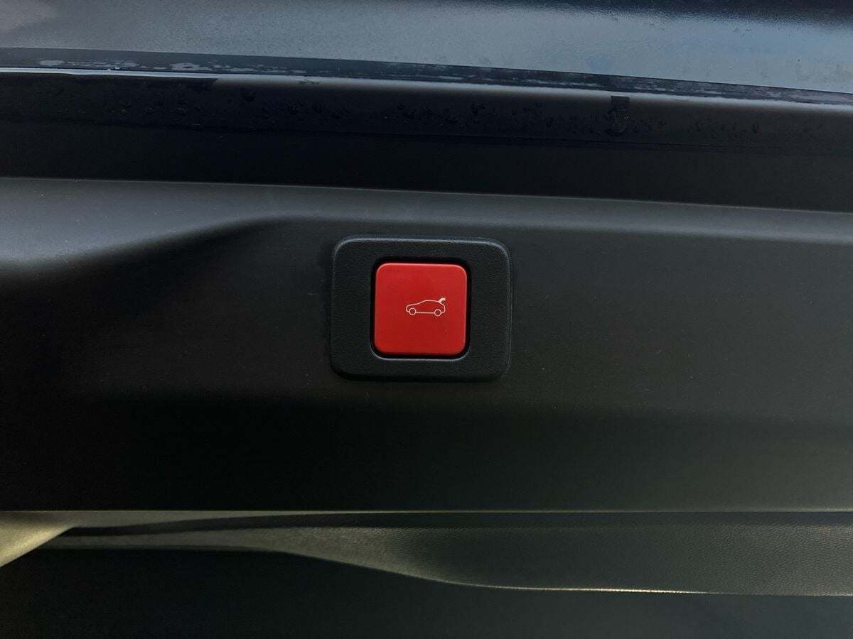 Grå Peugeot e-3008 fra 2025