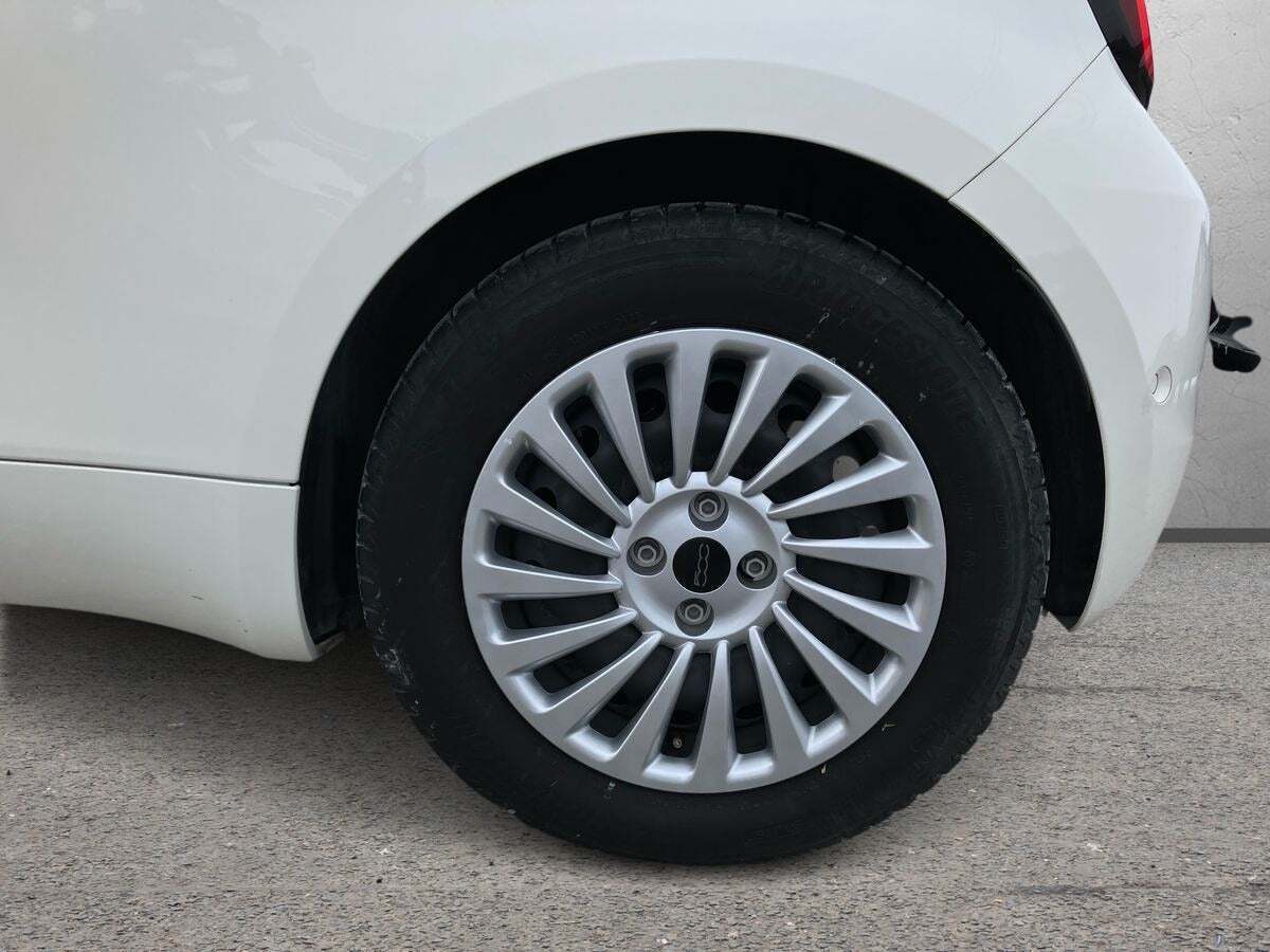 Hvid Fiat 500e fra 2023