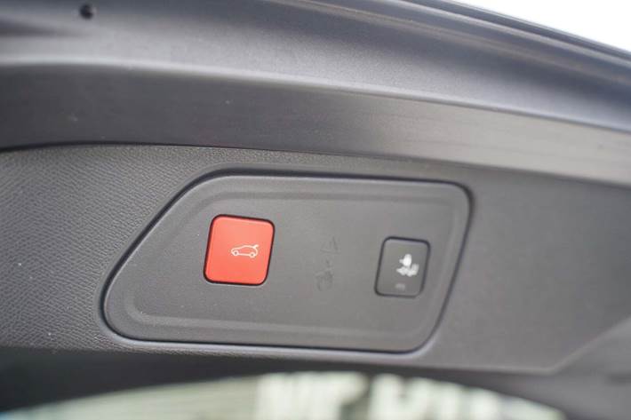 Grå Peugeot 3008 fra 2021