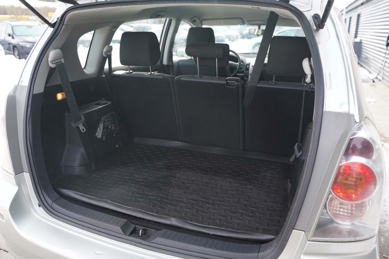 Sølv Toyota Corolla Verso fra 2005