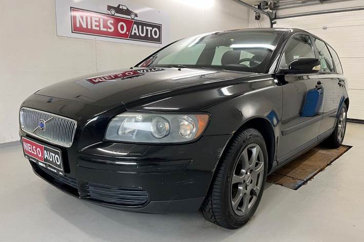 Sort Volvo V50 fra 2005 set udefra