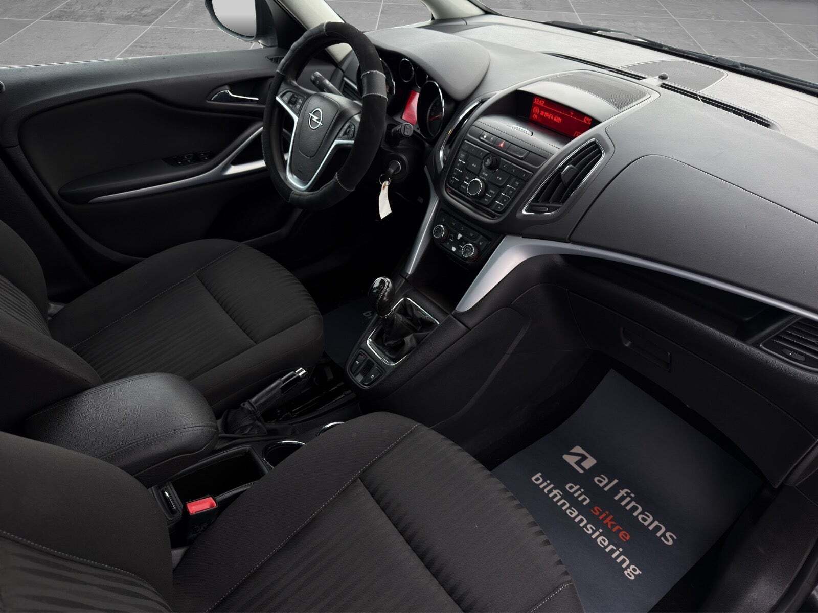Sort Opel Zafira Tourer fra 2012