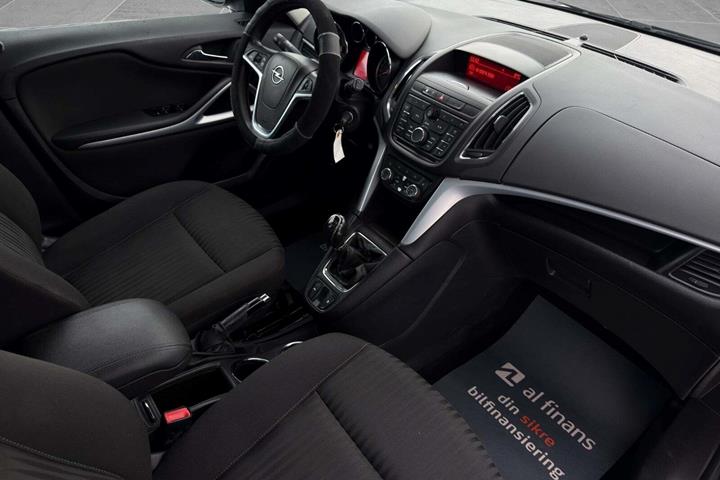 Sort Opel Zafira Tourer fra 2012