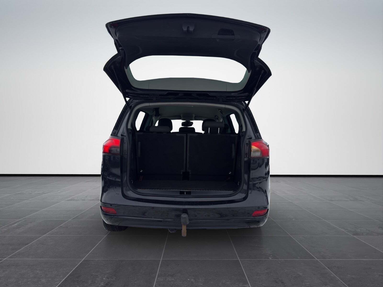 Sort Opel Zafira Tourer fra 2012