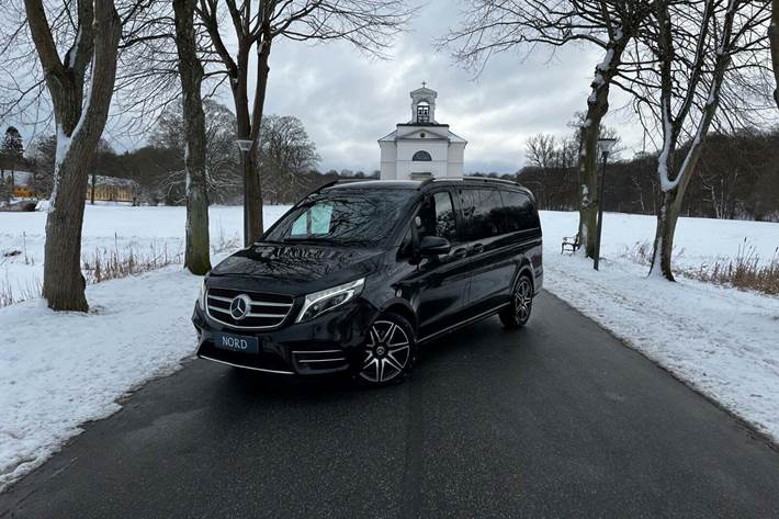 Sort Mercedes V250 d fra 2018 set udefra