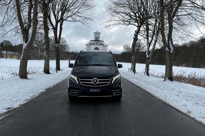 Sort Mercedes V250 d fra 2018 set udefra