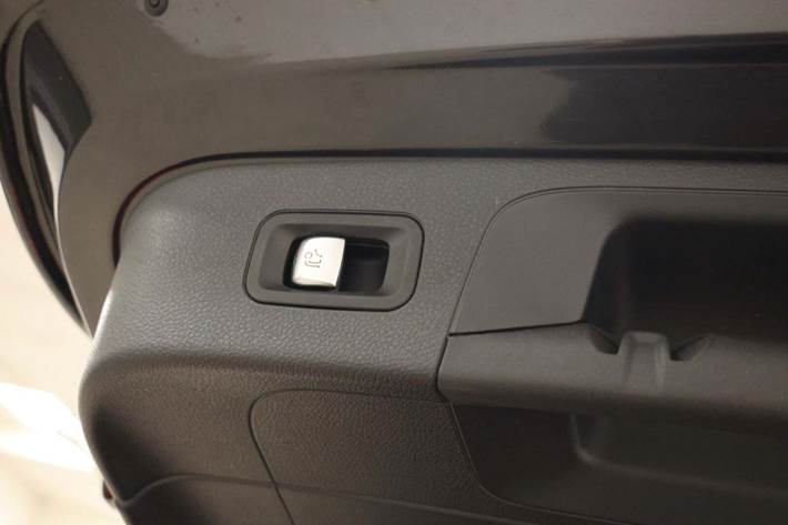 Grå Mercedes EQC400 fra 2020