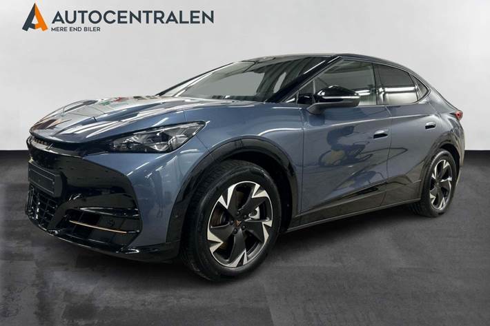 Blå Cupra Tavascan fra 2024 set udefra