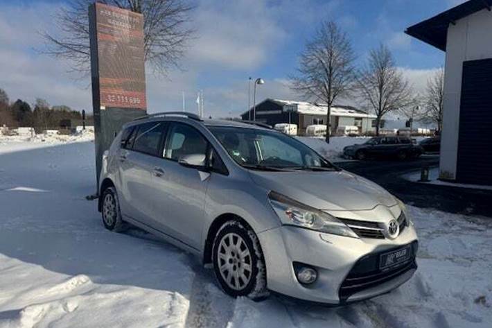 undefined Toyota Sportsvan fra 2014 set udefra