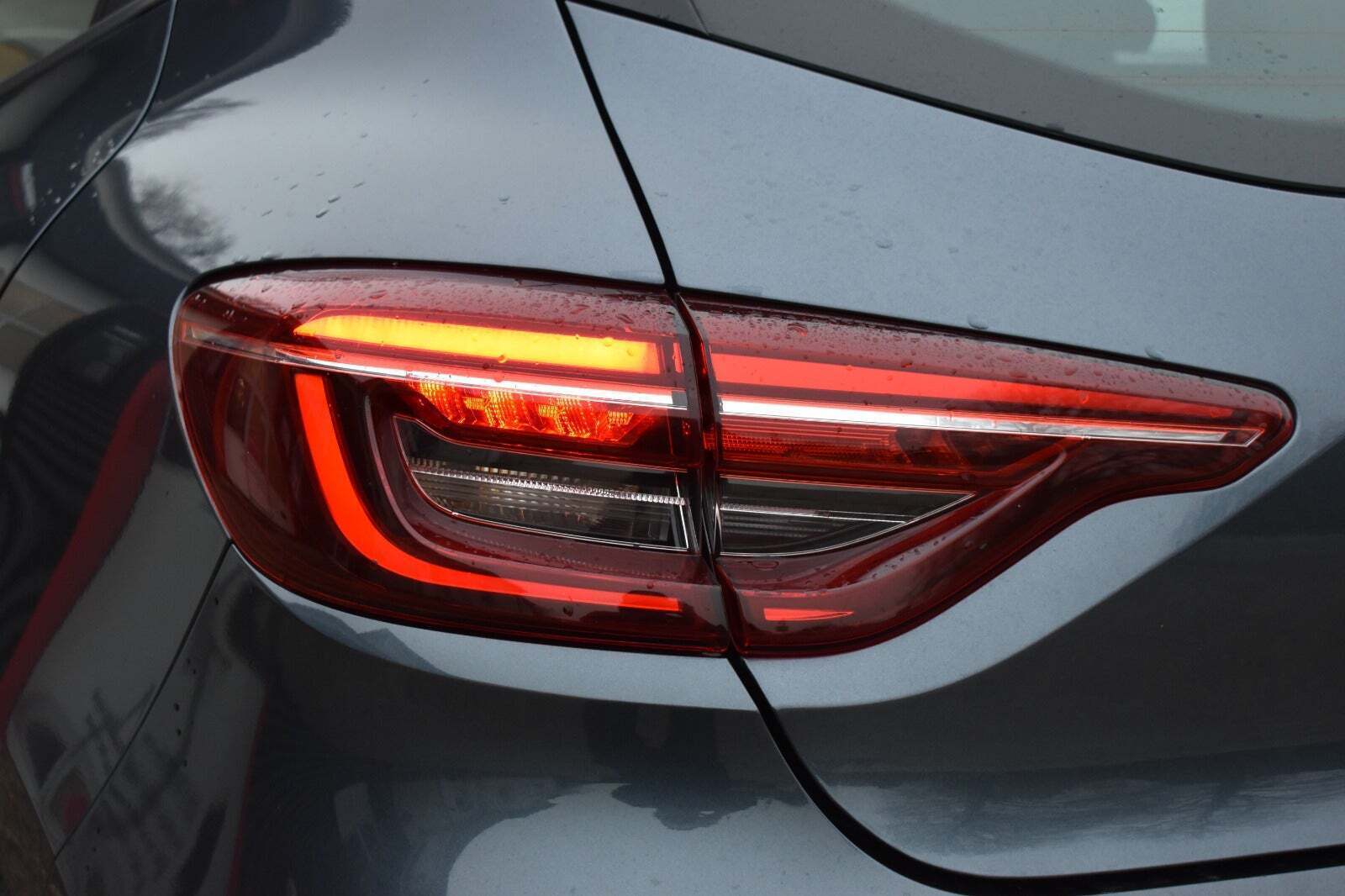 Grå Renault Clio V fra 2021