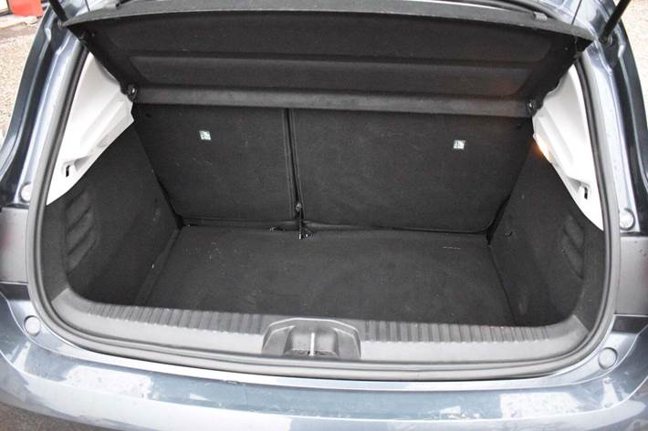 Grå Renault Clio V fra 2021