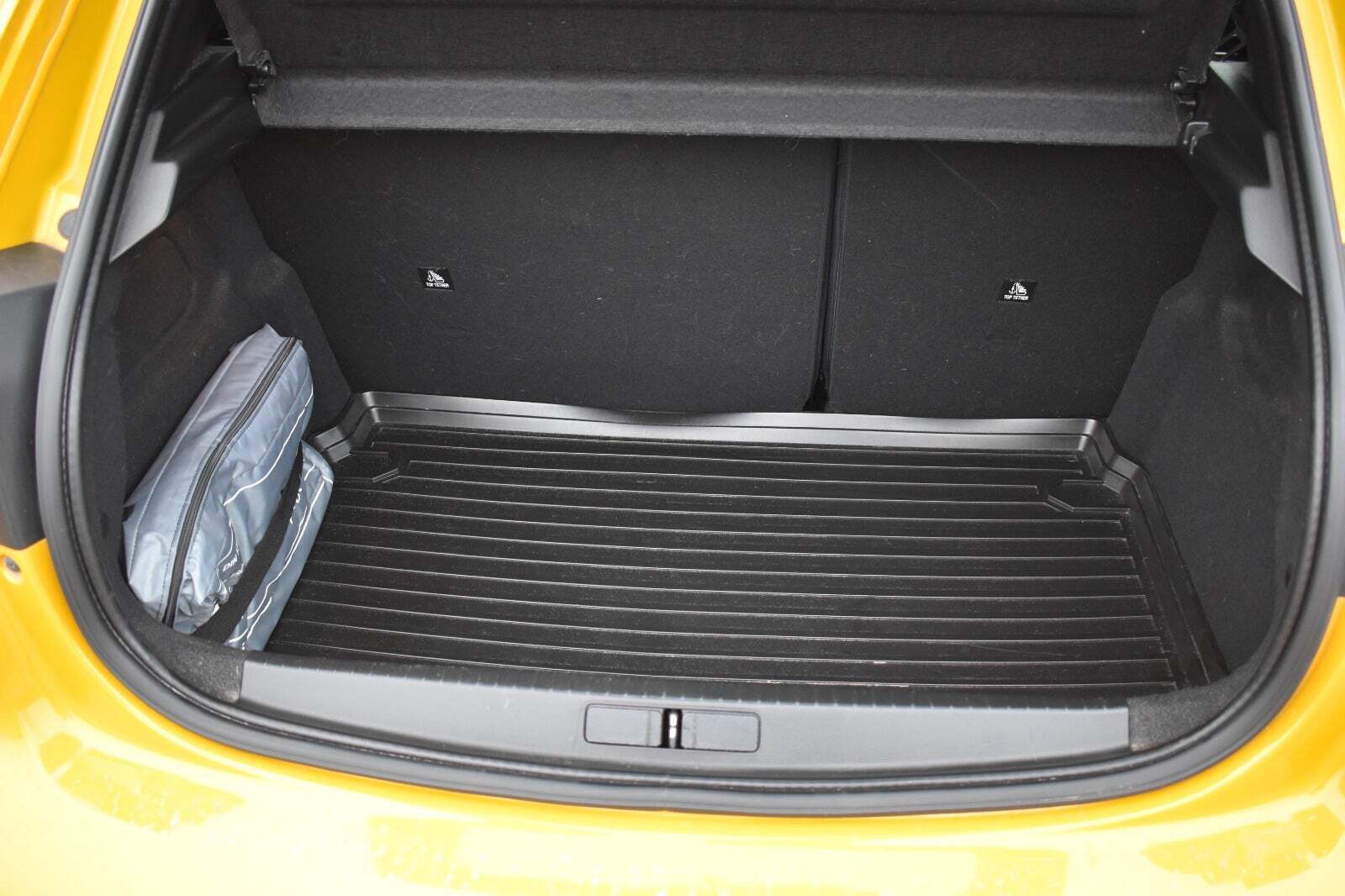 Gul Peugeot 208 fra 2020