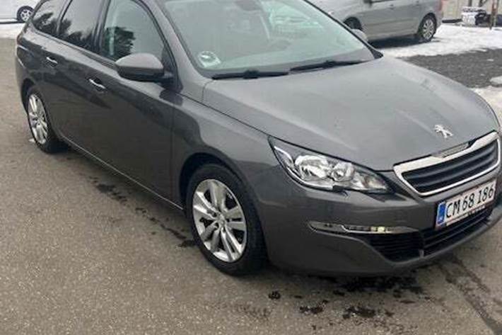 Grå Peugeot 308 fra 2016 set udefra
