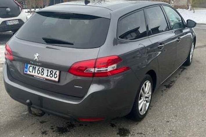 Grå Peugeot 308 fra 2016
