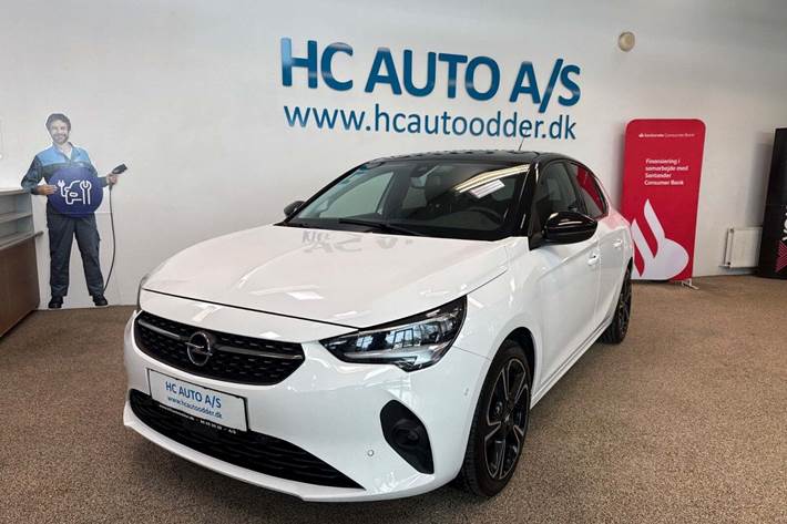 Hvid Opel Corsa fra 2021 set udefra