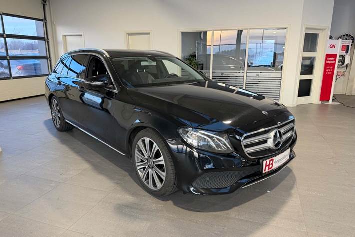 Sort Mercedes E220 d fra 2018 set udefra