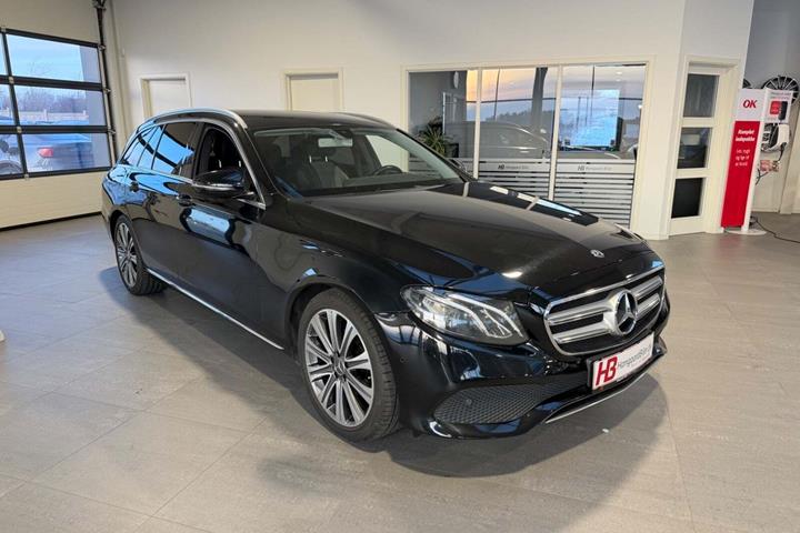 Sort Mercedes E220 d fra 2018 set udefra