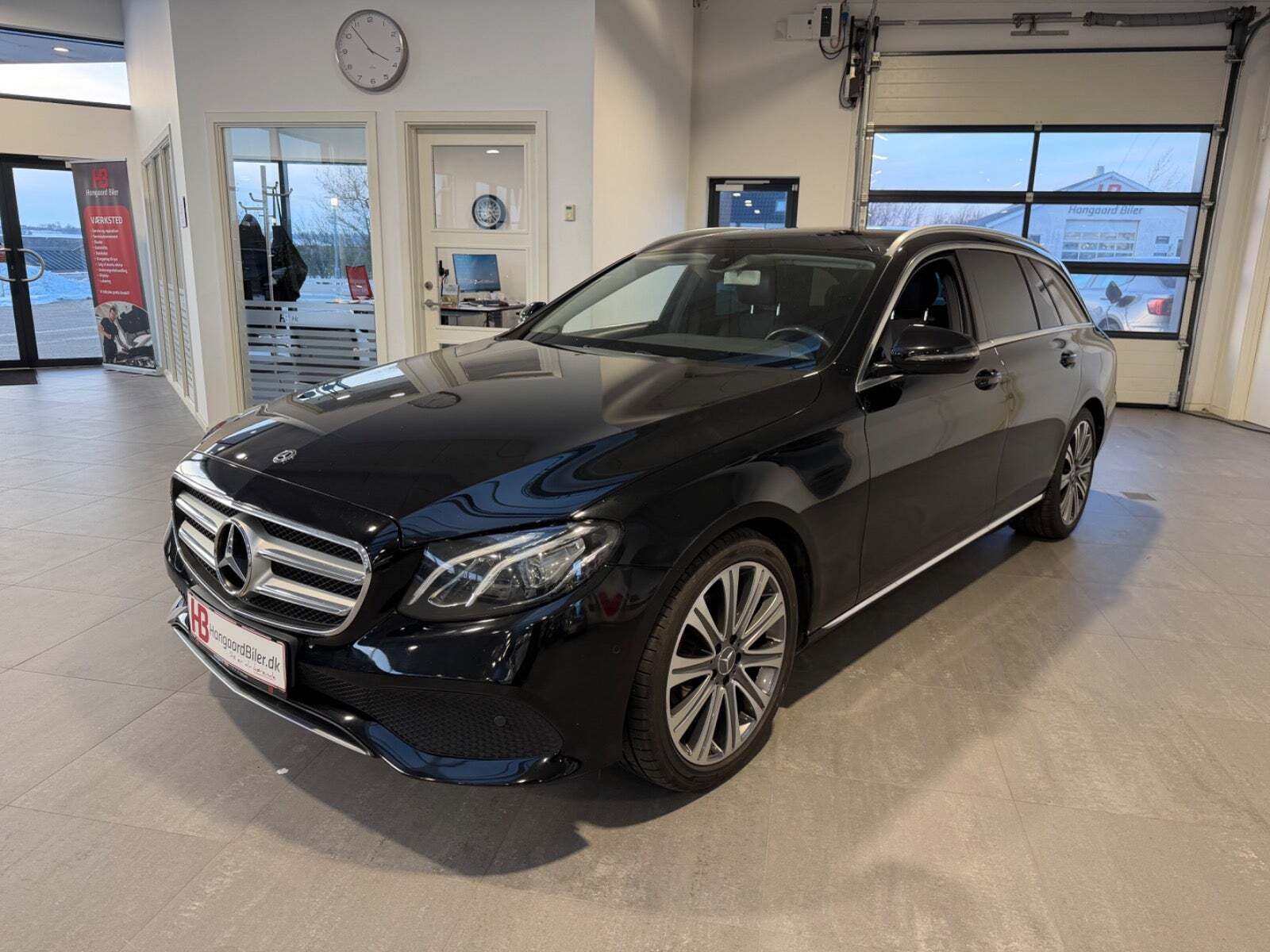 Sort Mercedes E220 d fra 2018 set udefra
