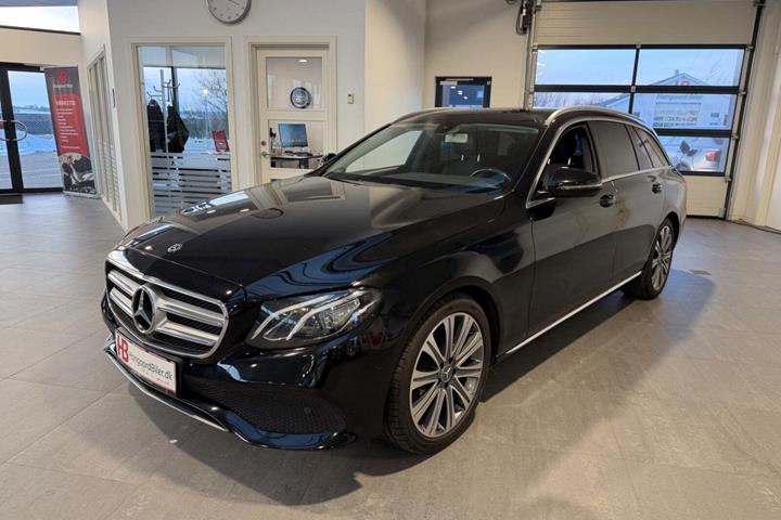 Sort Mercedes E220 d fra 2018 set udefra