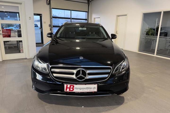 Sort Mercedes E220 d fra 2018 set udefra