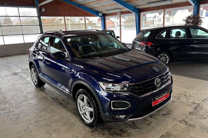 Blå VW T-Roc fra 2020 set udefra