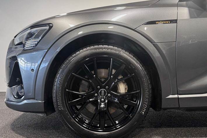 Grå Audi e-tron fra 2023