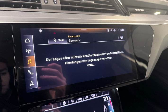 Grå Audi e-tron fra 2023