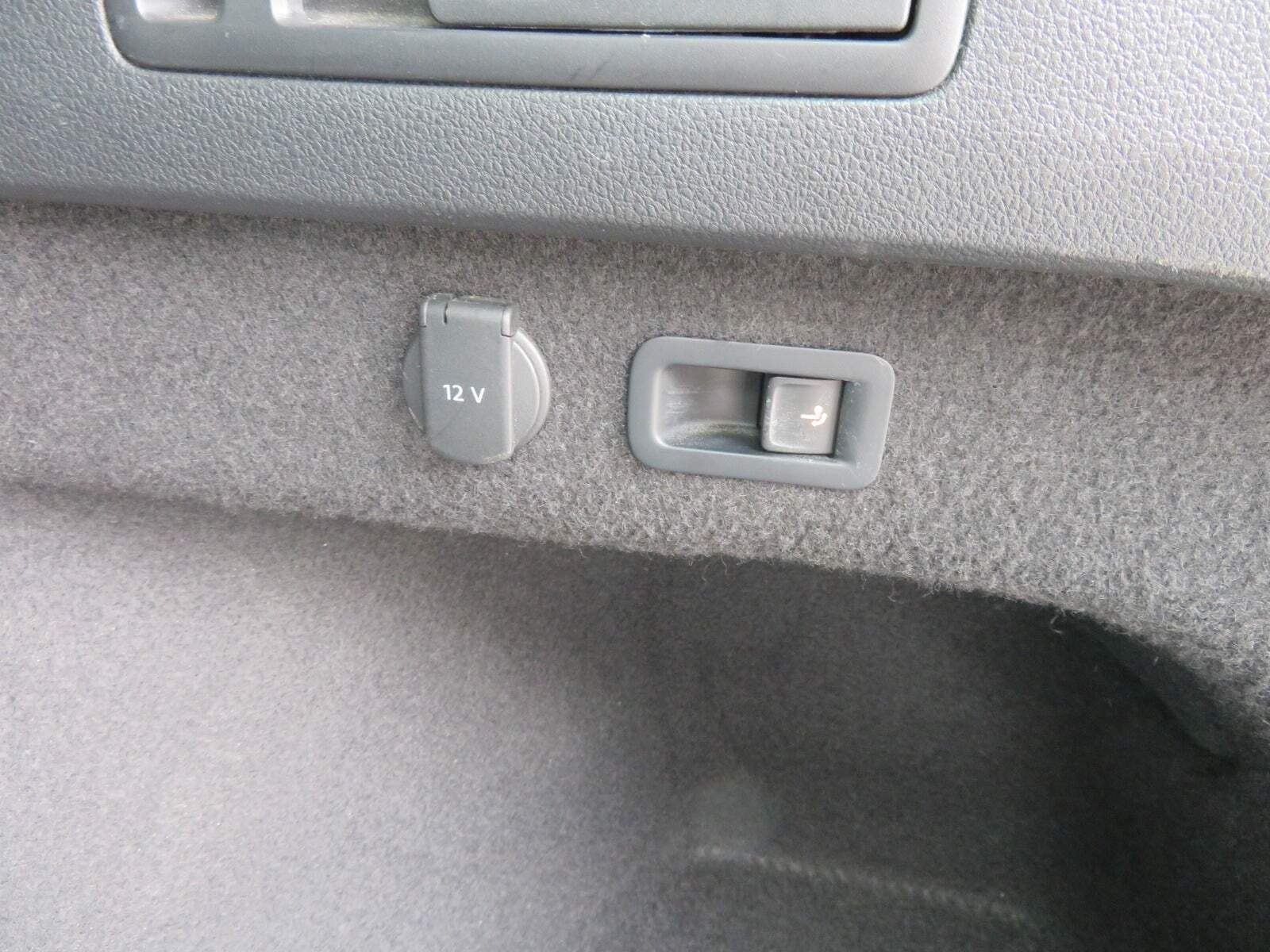 Rød VW Passat fra 2017