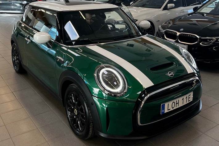 Grøn Mini Cooper SE fra 2023 set udefra