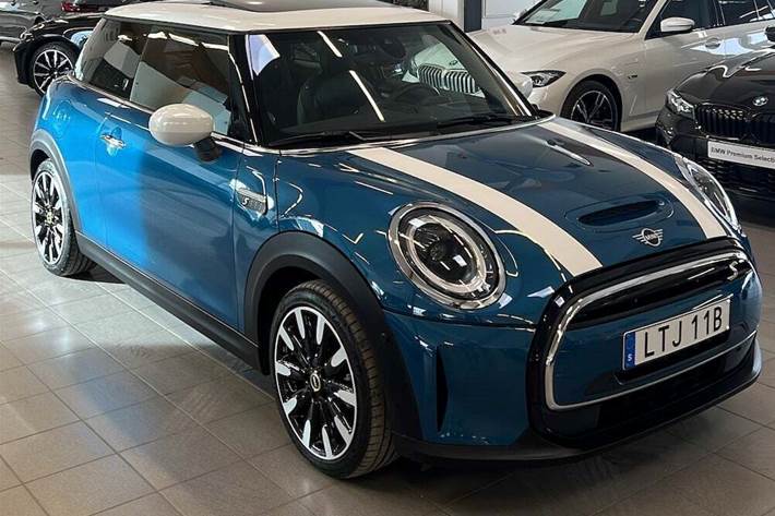 Blå Mini Cooper SE fra 2023 set udefra