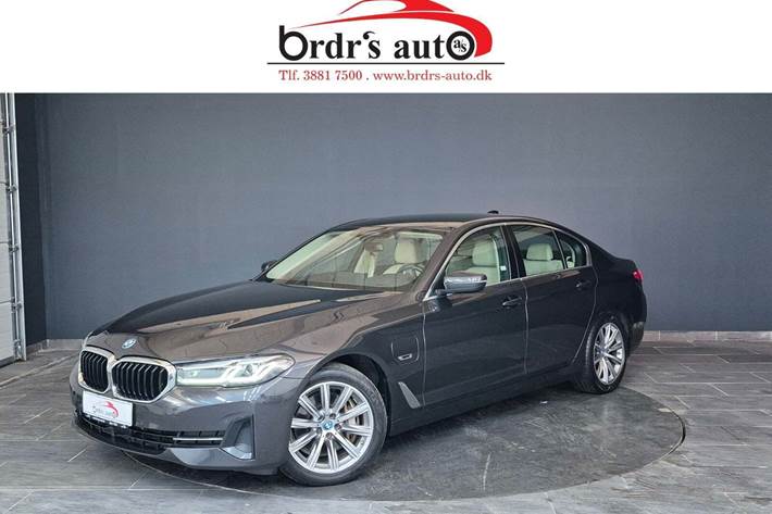 Grå BMW 545e fra 2022 set udefra