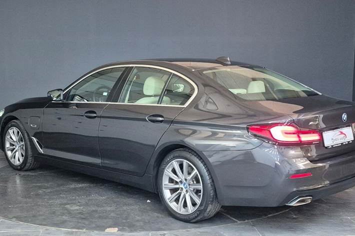 Grå BMW 545e fra 2022