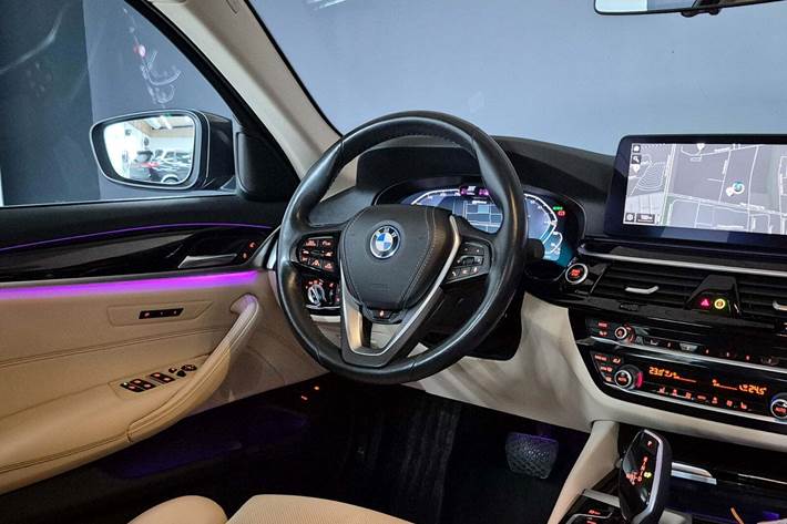 Grå BMW 545e fra 2022