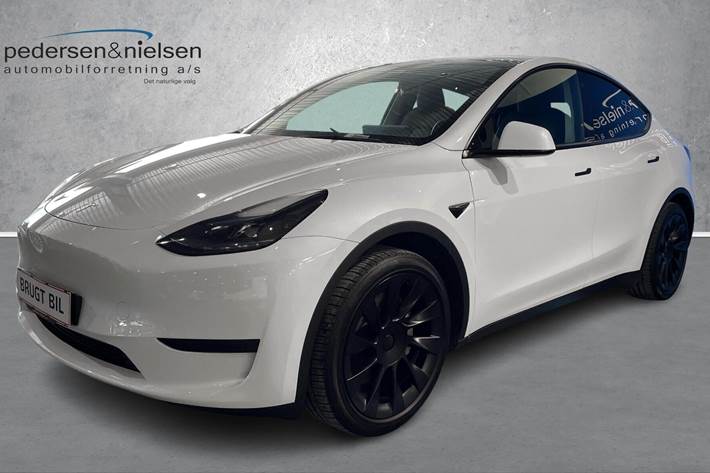 Hvid Tesla Model Y fra 2022 set udefra