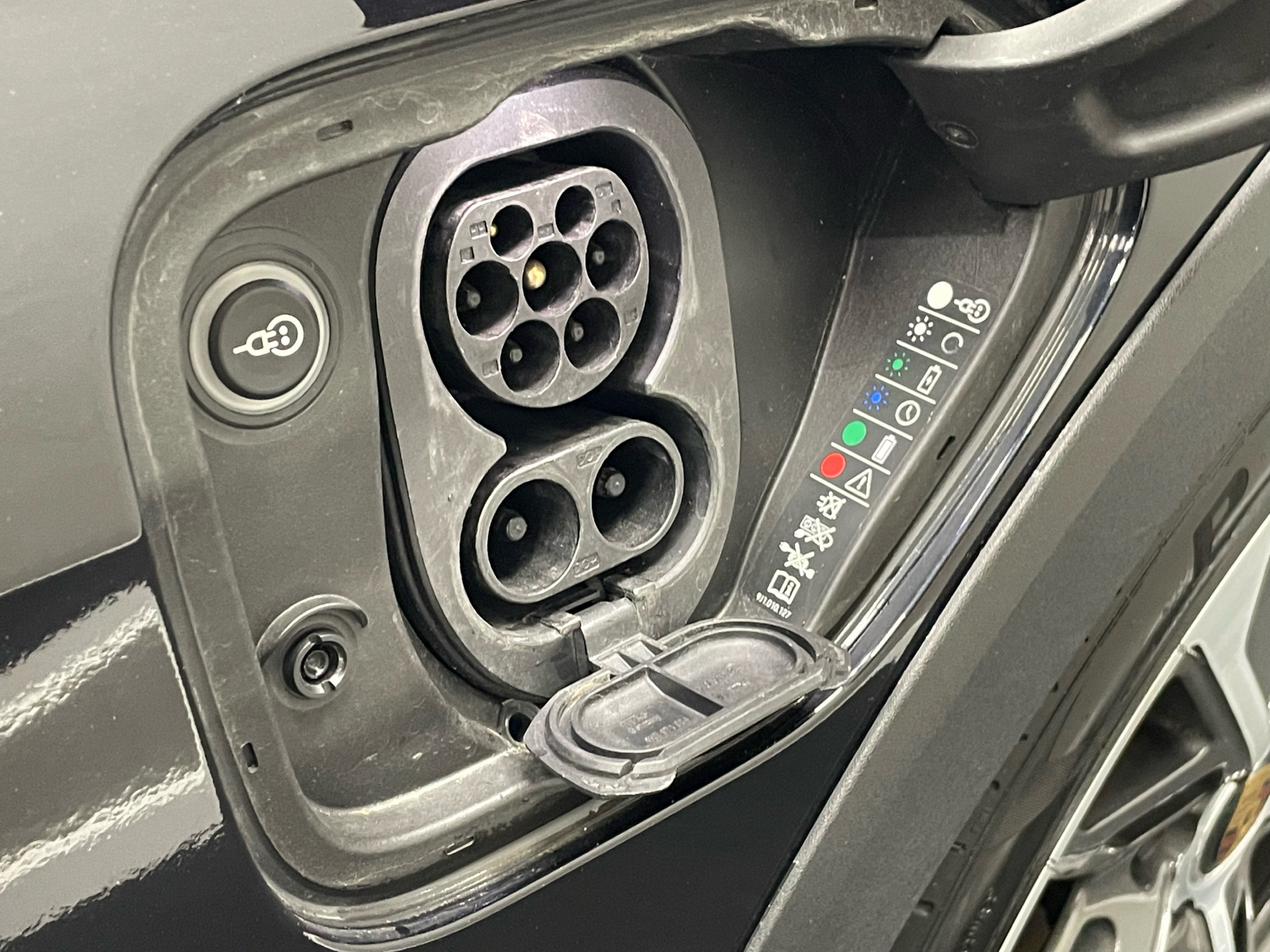 Sort Porsche Taycan fra 2021