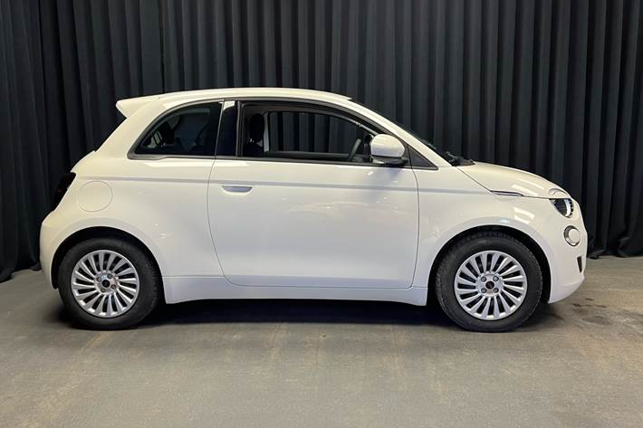 Hvid Fiat 500e fra 2023
