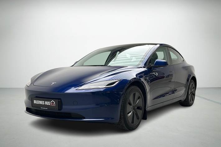 Blå Tesla Model 3 fra 2024 set udefra