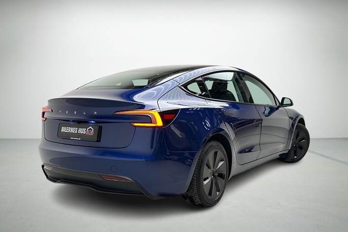 Blå Tesla Model 3 fra 2024