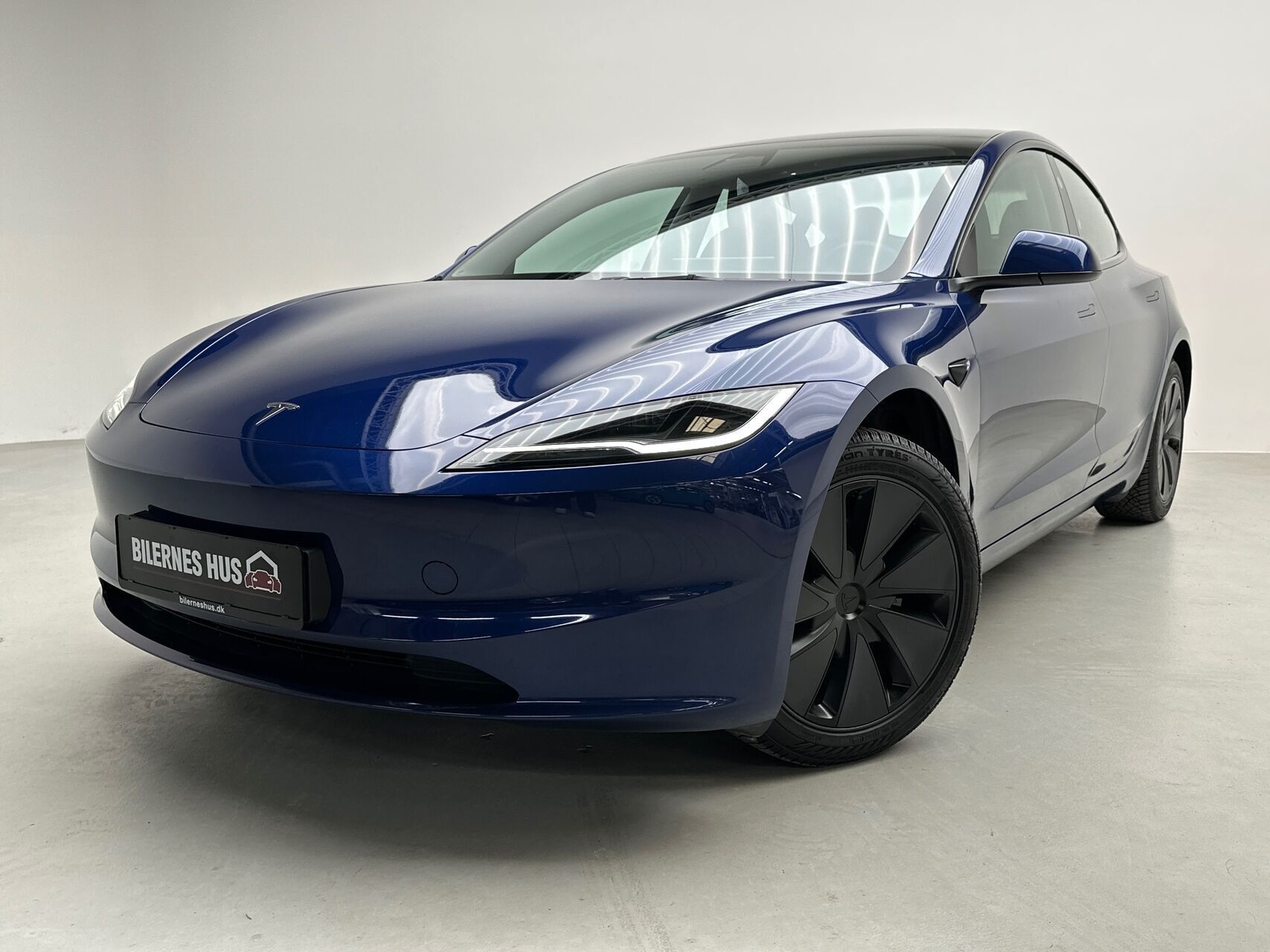 Blå Tesla Model 3 fra 2024