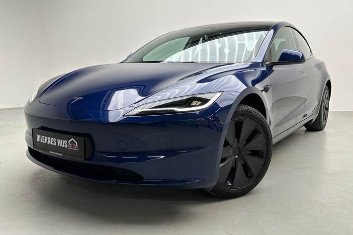 Blå Tesla Model 3 fra 2024