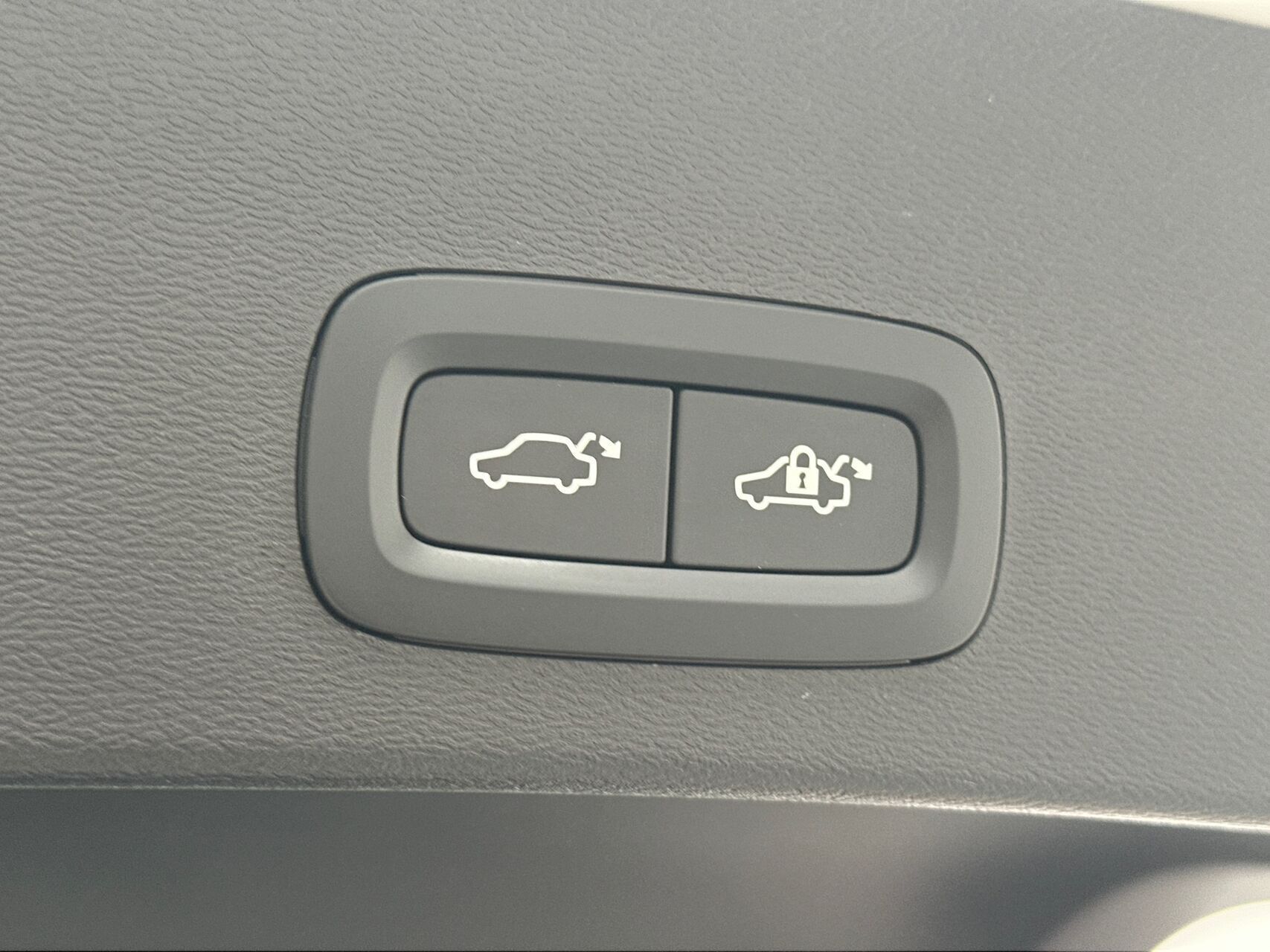 Hvid Volvo XC40 fra 2025