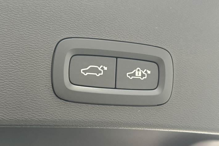 Hvid Volvo EX40 fra 2025