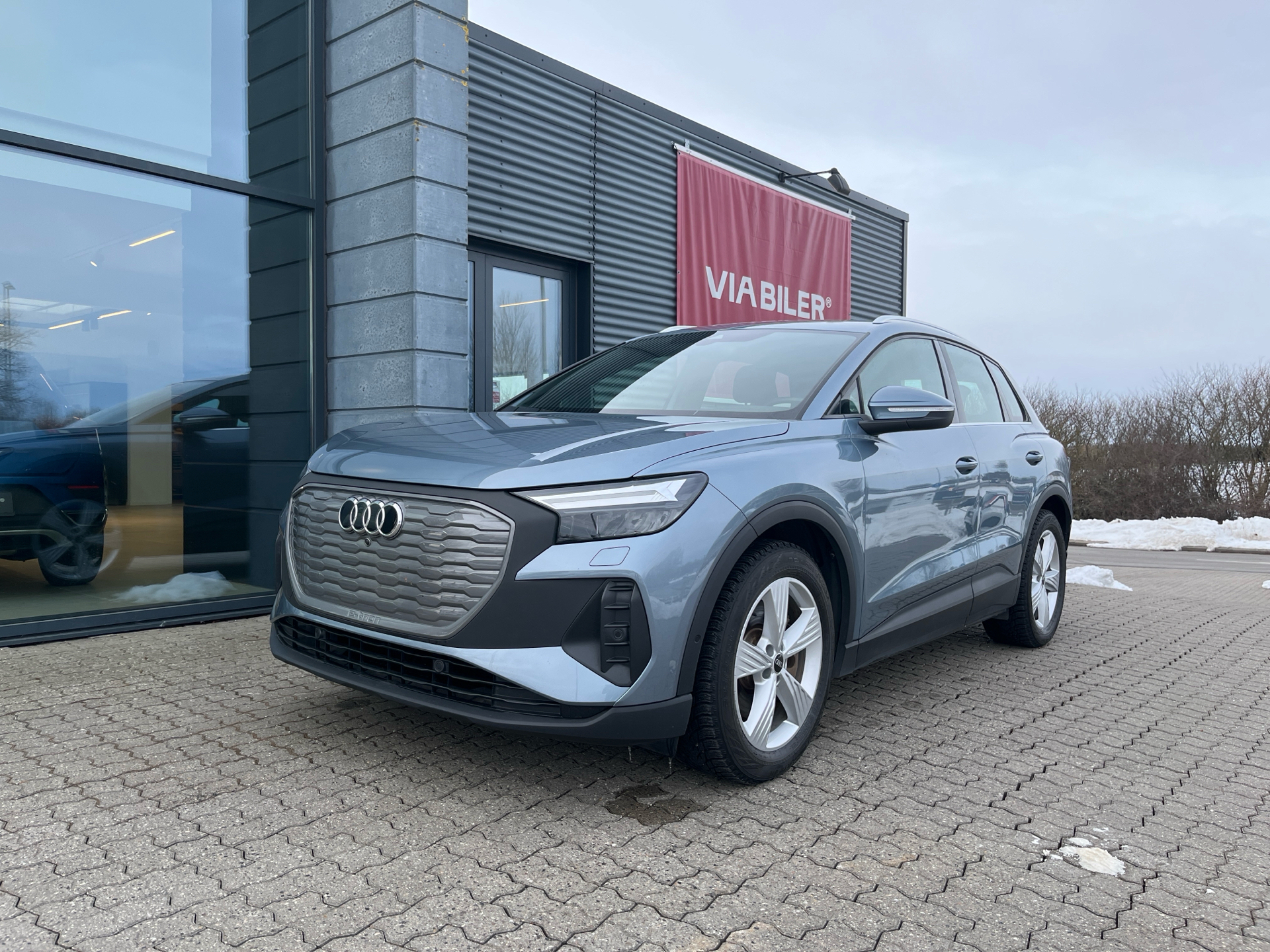 Blå Audi Q4 fra 2022