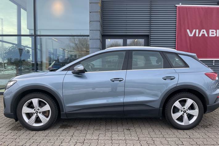 Blå Audi Q4 fra 2022