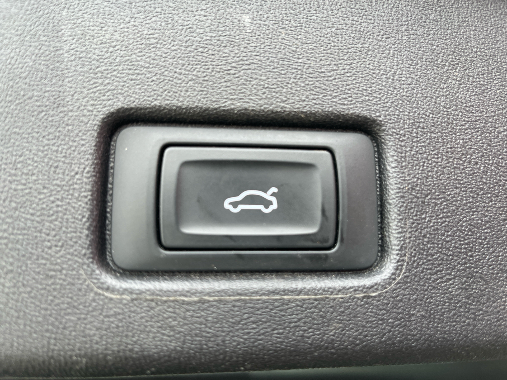 Blå Audi Q4 fra 2022